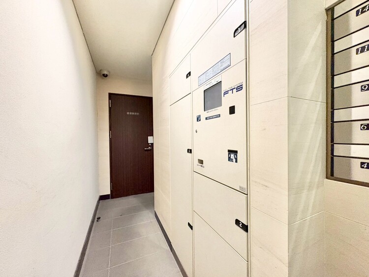 設備 外出中に活躍してくれる宅配ボックスが設置されています。家で宅配物を待たなくて済みますね。