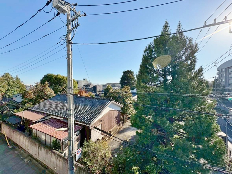 バルコニー 窓を開けると広がる青空。心をリフレッシュして日々を過ごしていきましょう。