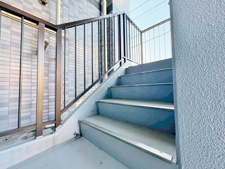 その他 落ち着いた雰囲気の階段。手すりも常設しているので、ゆったりお使いになれます。