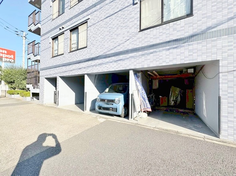駐車場 本物件の駐車スペースです。車種制限のある場合もございますので、お気軽にお問い合わせくださいませ。