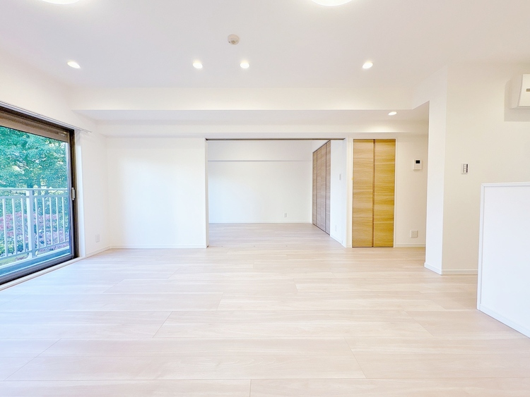 居間 快適に過ごす毎日を求めて、暮らしの中でご自身の「マイホーム」に創り上げてください。