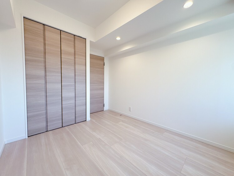 寝室 ベッドも十分に設置するスペースがあります。