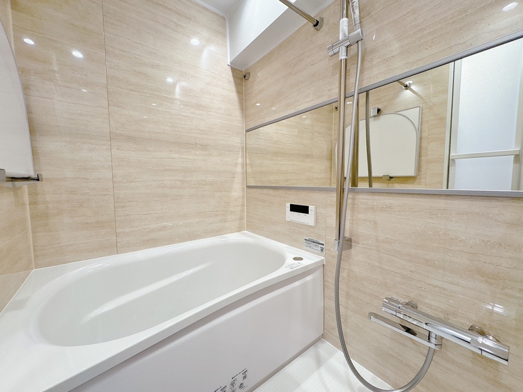 風呂 一日の疲れを癒すバスルームは、心地よいリラックスを叶える清潔感溢れる空間です。