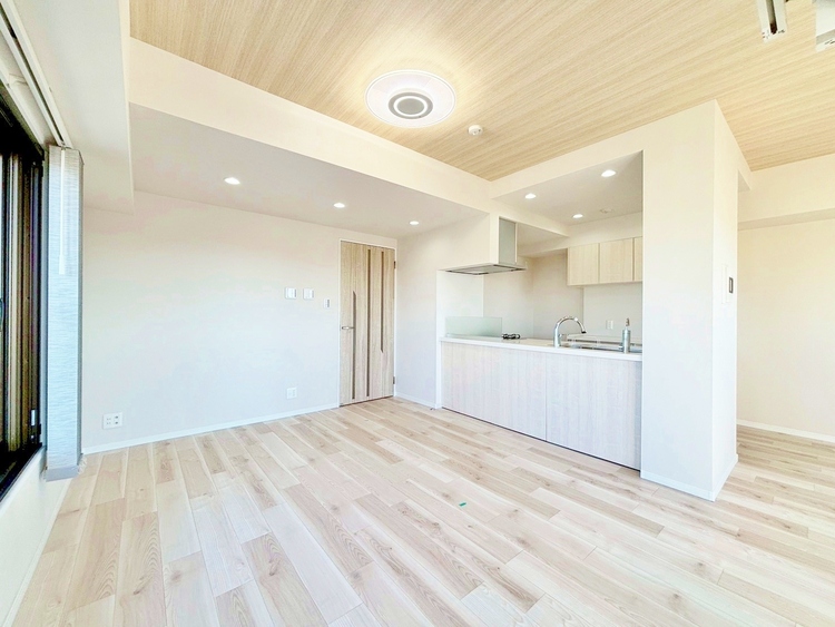 居間 居心地の良い空気感は、暮らしのステージを彩り、心からのやすらぎと満足感を与えてくれます。