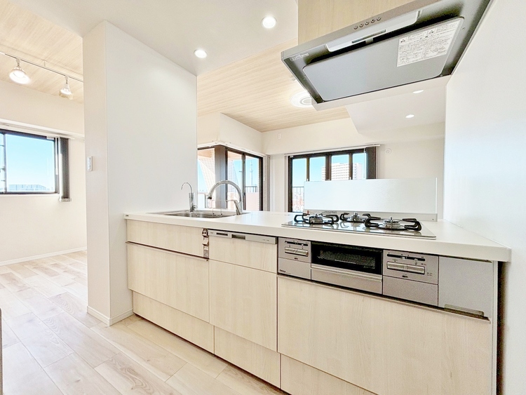 キッチン スマートな意匠と充実の機能を備えたキッチンが、暮らしにおいしい彩りを添えます。