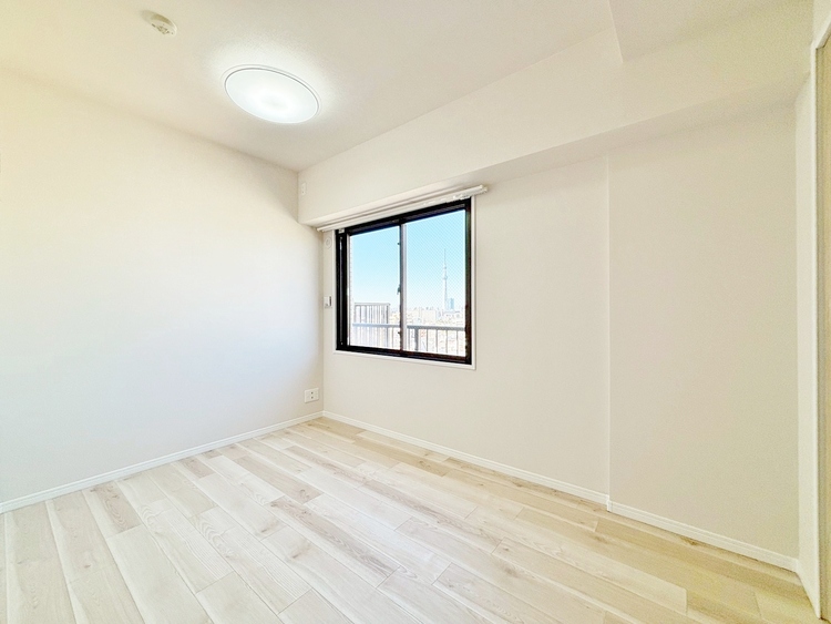 寝室 ベッドも十分に設置するスペースがあります。