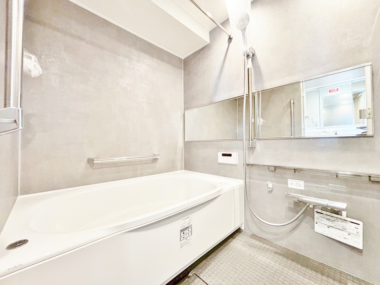 風呂 一日の疲れを癒すバスルームは、心地よいリラックスを叶える清潔感溢れる空間です。