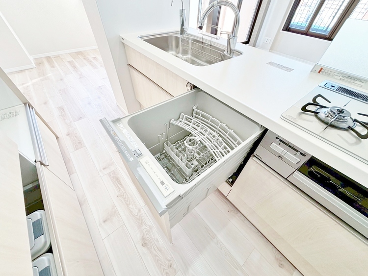 設備 家事の時短に役立つ食洗機。省スペースのビルトインタイプを採用致しました。