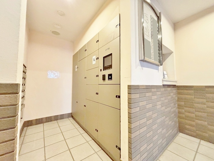 設備 共用部分の宅配ボックスです。留守中の荷物受け取りもできるので、安心して外出ができますね。