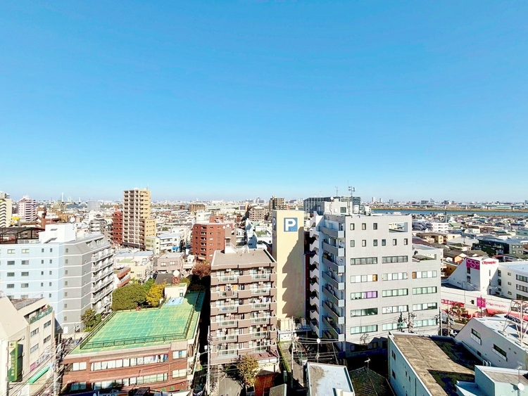 バルコニー 窓を開けると広がる青空。心をリフレッシュして日々を過ごしていきましょう。