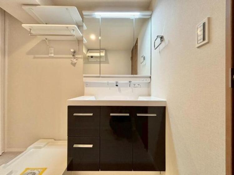 洗面 洗顔や手洗いはもちろん、シャンプーも行える多機能洗面台。収納力のある三面鏡を採用することで洗面台周りもスッキリした空間に。