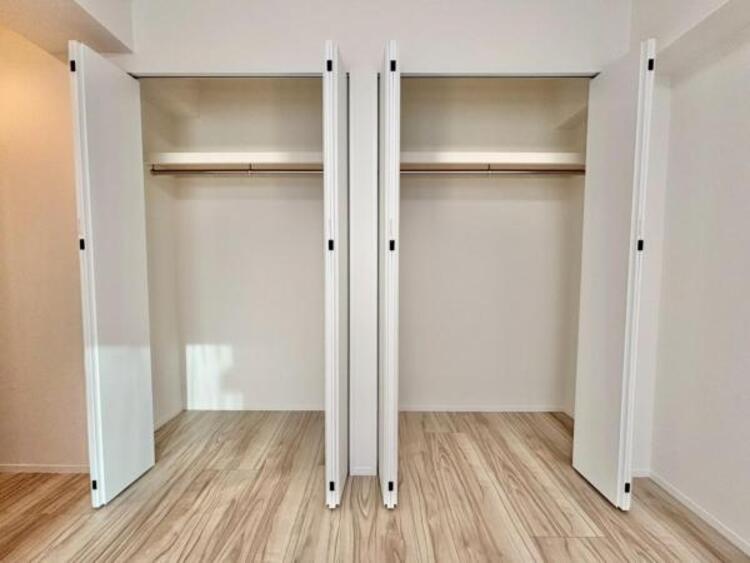 収納 クローゼットは棚やハンガーパイプが付いた使いやすい設計。収納BOXなどもスッキリ収納できます。普段使わない季節用品やトランクなど、大きなものもラクラク収納できます。