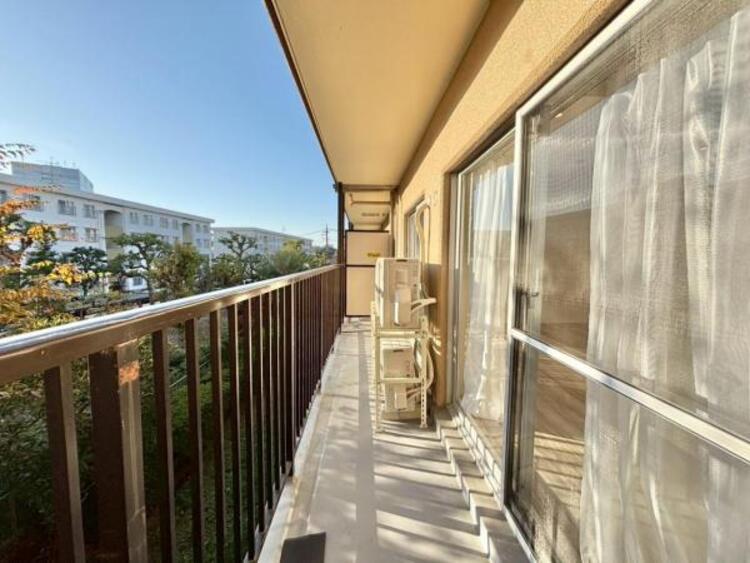 バルコニー 風の通り道。舞い込んでくる風が優しく躍り、室内に爽やかな空気を運んでくる。そこに季節の息吹を感じて、いまがどんな季節なのかを実感する。