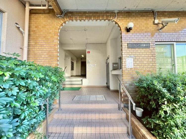 エントランス 外と内をつなぐエントランスは、まさに顔となる場所。シンプルながらも格調高い雰囲気を漂わせて上質な空間を作り出します。満ち足りたプライベートシーンへと誘う気品がありますね。（マンションエントランス）