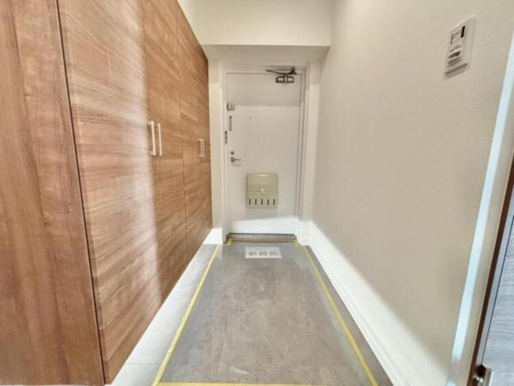 その他 上質感漂う玄関と廊下。居住者の帰り、訪れる方を優しく迎える・安らぎに満ちた生活空間を予感させる。健やかな暮らしを楽しめそう 。