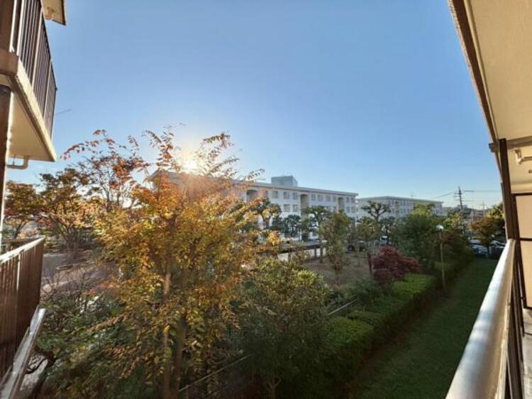 その他 青いキャンパスに描かれた未来。この街に移り住み、この街で過ごす私たちの未来は、きっとこの雲のようにいろいろな形の幸せへと変わり、溢れるほど運んで来てくれることでしょう。