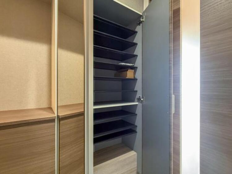 収納 収納スペースを広く設けていますので、たくさんある靴もすべて収納していただけます。