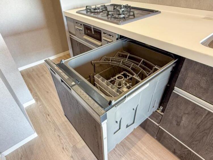 設備 食器洗浄乾燥機　食器の後片付けに便利な食器洗浄乾燥機を標準装備。ビルトインタイプなので見た目もスッキリ、特に共働き世帯のご家族には必須品です。