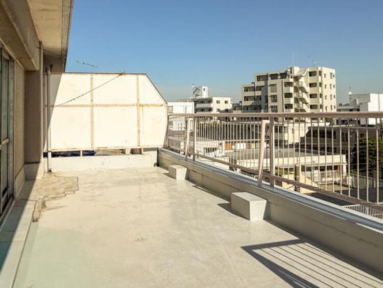 バルコニー 広い間口のルーフバルコニー。お子様のプール遊び、趣味のガーデニングなど多彩に活用できます。