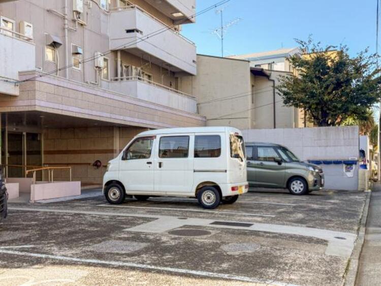 駐車場 敷地内に設けられた駐車スペース。