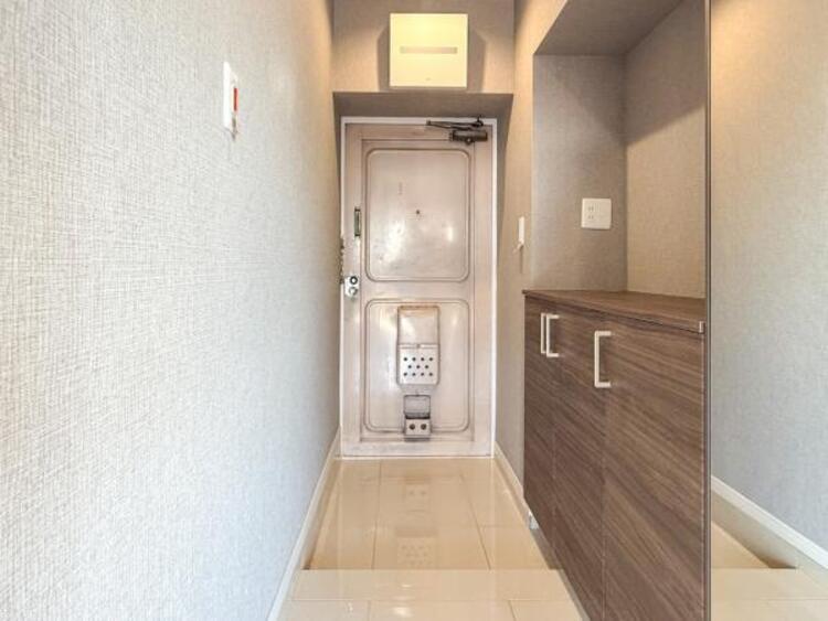 その他 シンプルで落ち着いたデザインの玄関が魅力です。