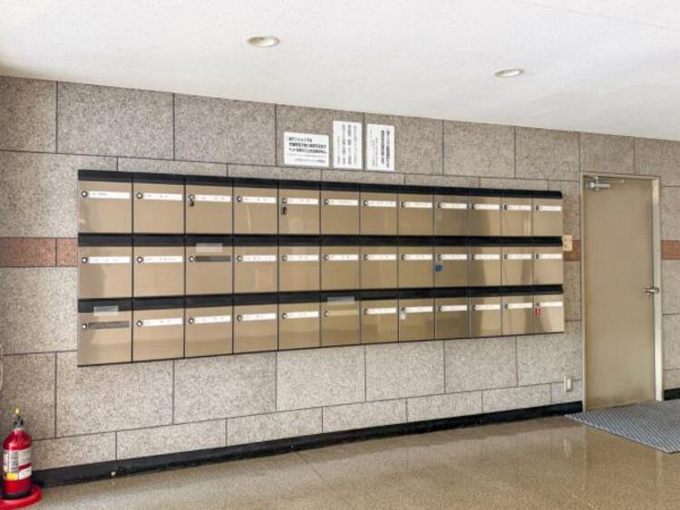 その他 エントランスに備え付けの郵便受けです。