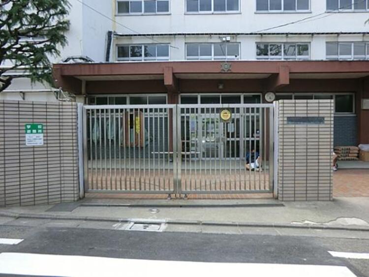 周辺 大田区立大森第六中学校	680m