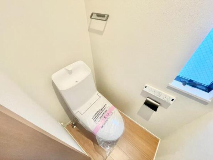 トイレ 広々としたトイレ空間で、圧迫感を感じることなく快適に使用できます。