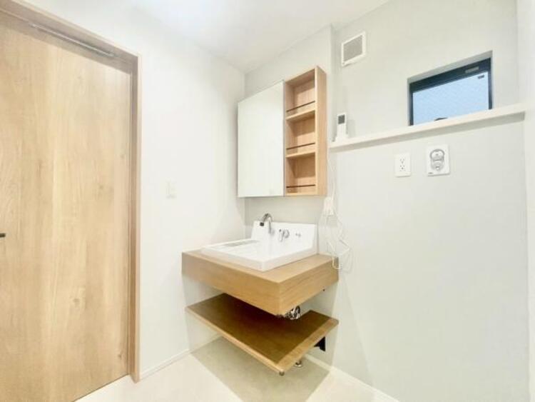 洗面 大きな鏡付きの洗面台で、身支度がしやすい設計です。