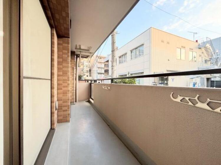 バルコニー 陽光、風通しのよいワイドバルコニー。お洗濯物も乾かしやすいですね。（2025.11.14撮影）