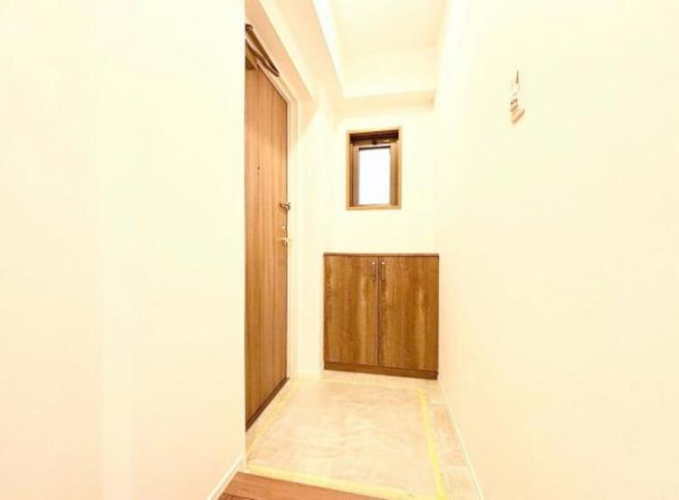 その他 一日の始まりと終わりはこちらの玄関から。今後ご家族の「行ってきます」「ただいま」が行き交う空間となるでしょう。（2025.11.14撮影）