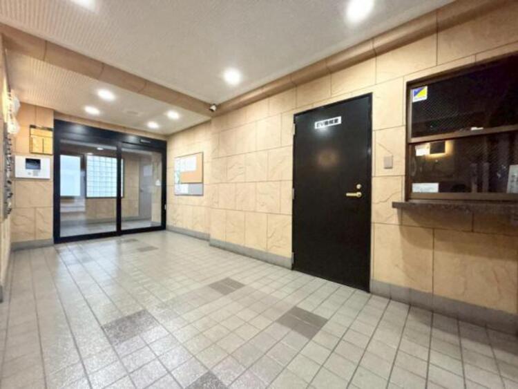 その他 落ち着いた雰囲気のエントランスが、住まう方をやさしく迎え入れます。（2025.11.14撮影）