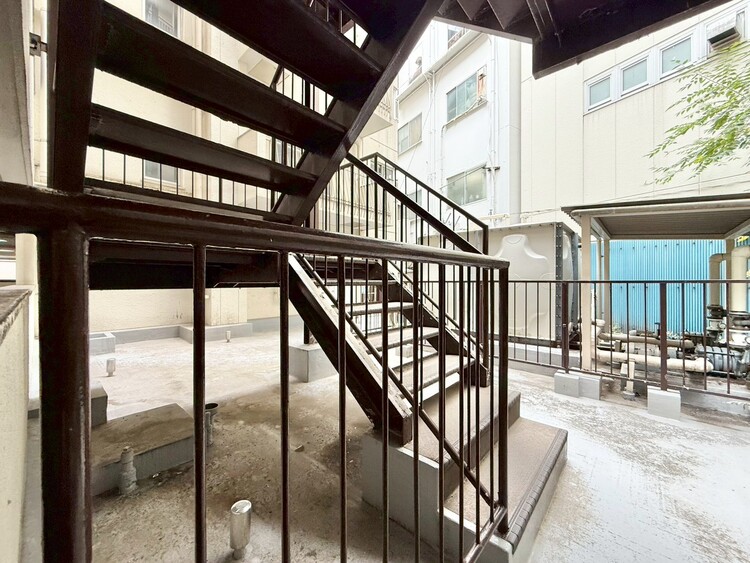 その他 共用部の階段です。明るく清潔に管理されています。
