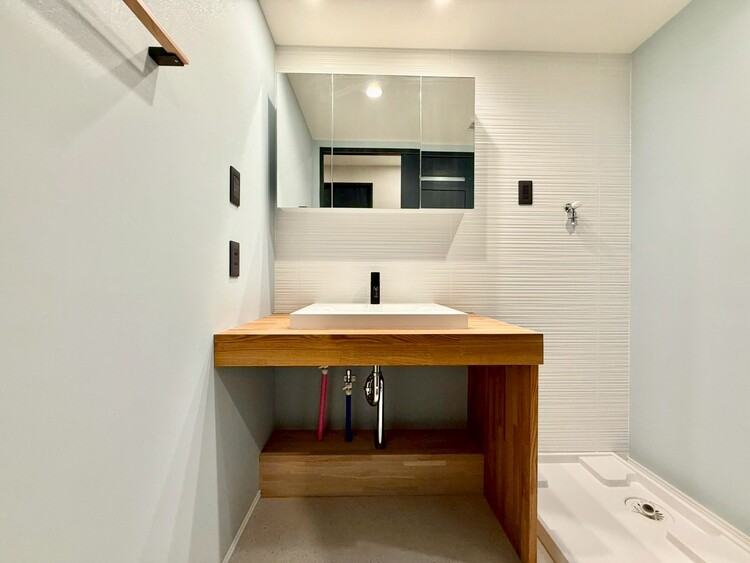 その他 清潔感を感じられる洗面化粧台。