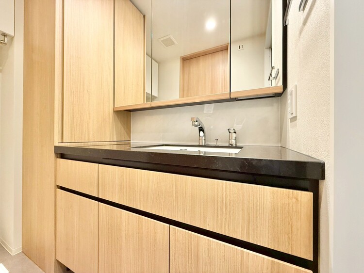 その他 清潔感を感じられる洗面化粧台。