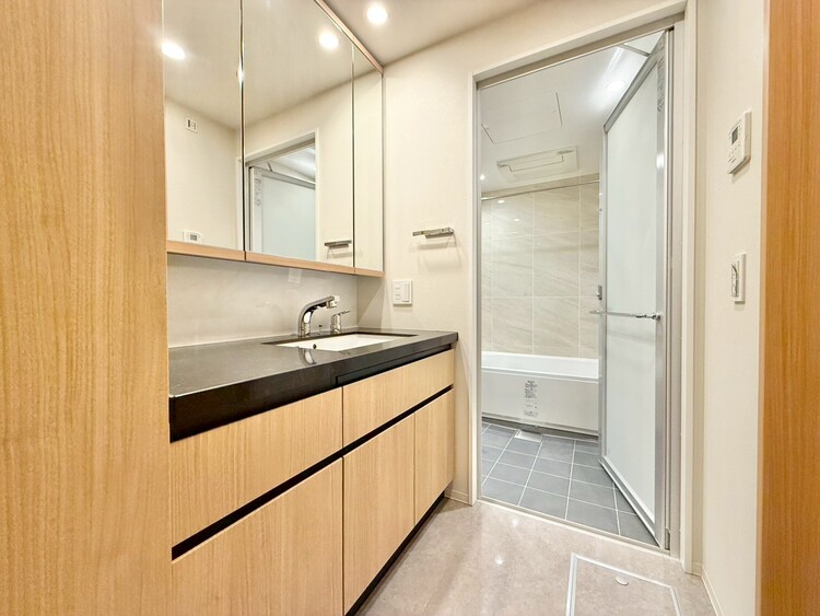 その他 十分な広さの脱衣所。