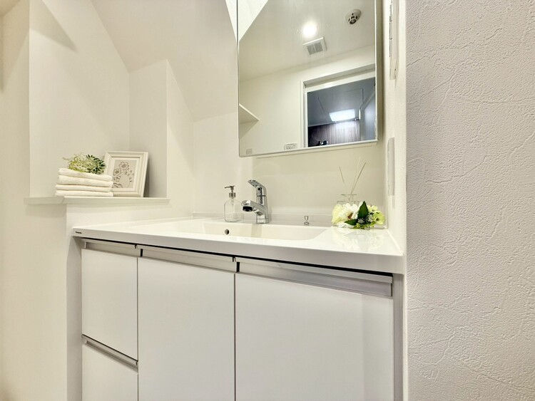 その他 清潔感を感じられる洗面化粧台。