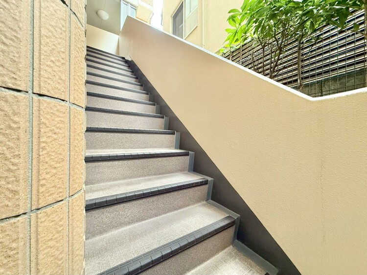 その他 共用部の階段です。明るく清潔に管理されています。