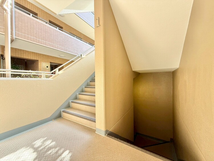 その他 共用部の階段です。明るく清潔に管理されています。