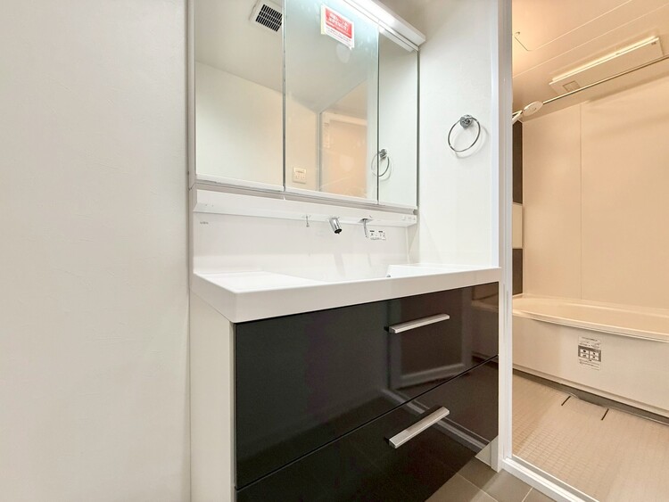 その他 清潔感を感じられる洗面化粧台。