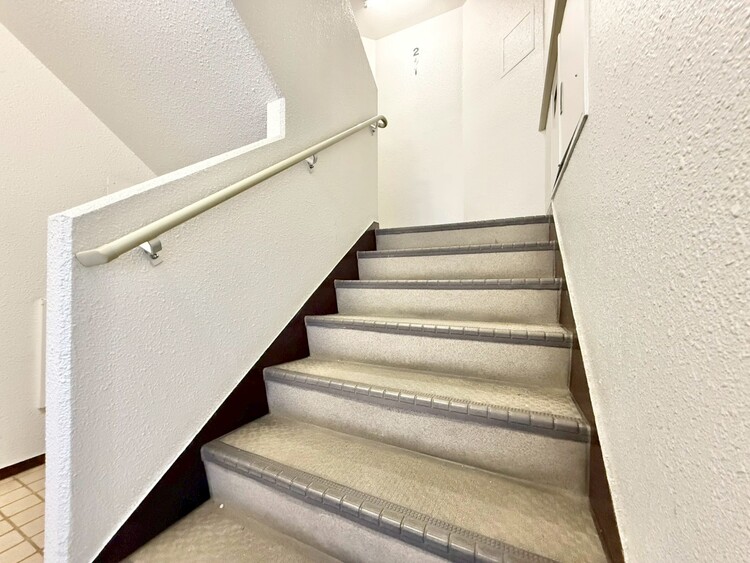 その他 共用部の階段です。明るく清潔に管理されています。