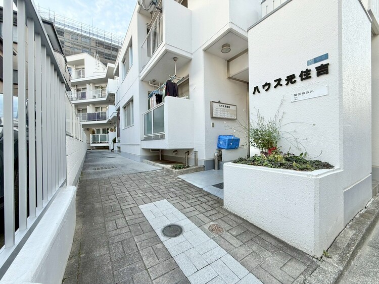 その他 上質感漂う玄関アプローチです。