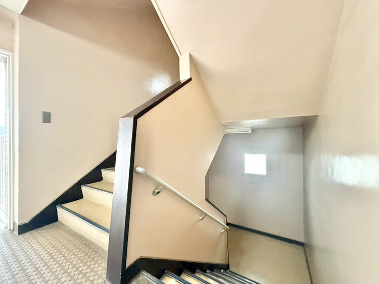 その他 共用部の階段です。明るく清潔に管理されています。