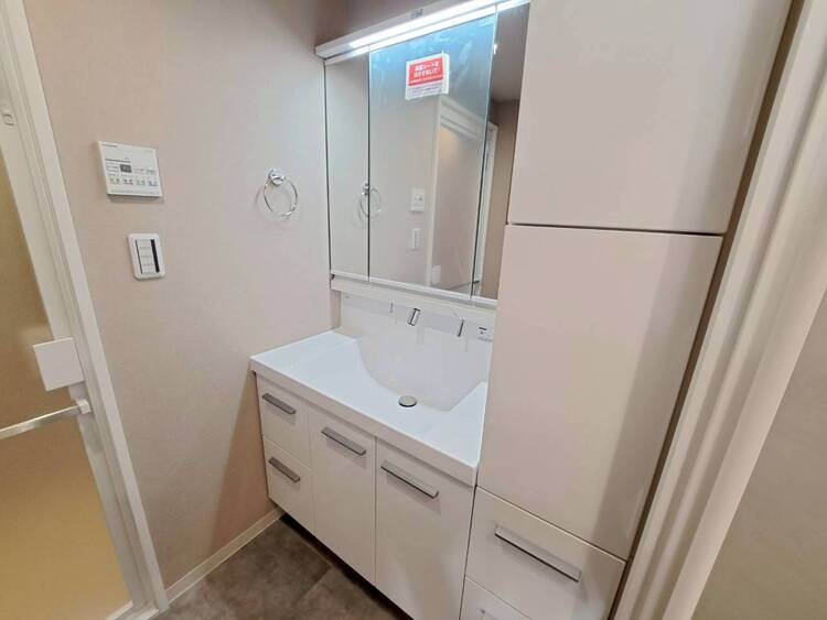 その他 清潔感を感じられる洗面化粧台。