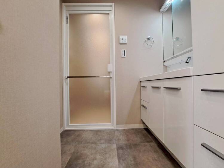 その他 十分な広さの脱衣所。