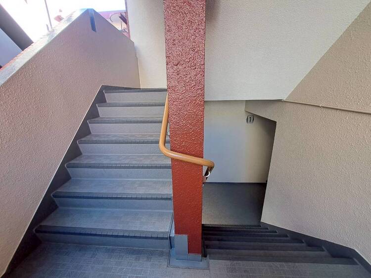 その他 共用部の階段です。明るく清潔に管理されています。