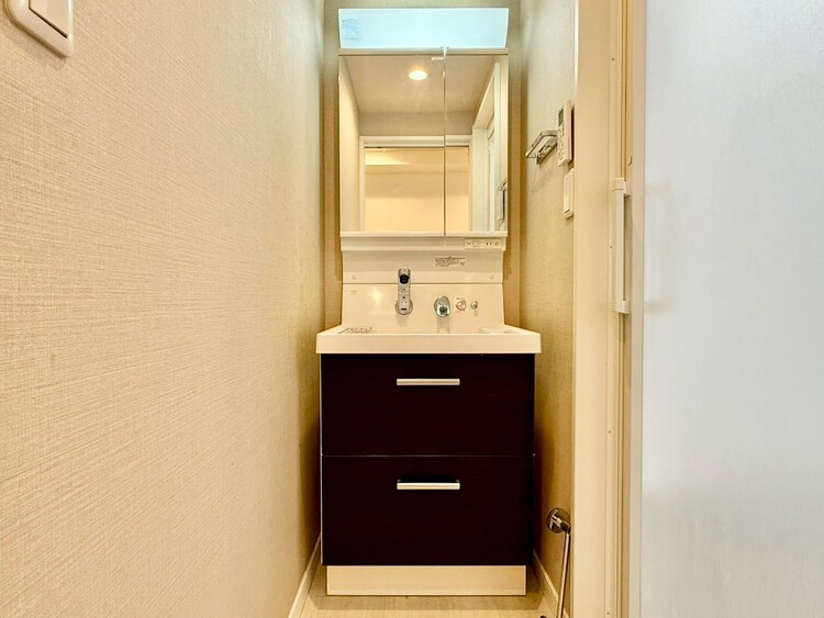 その他 清潔感を感じられる洗面化粧台。