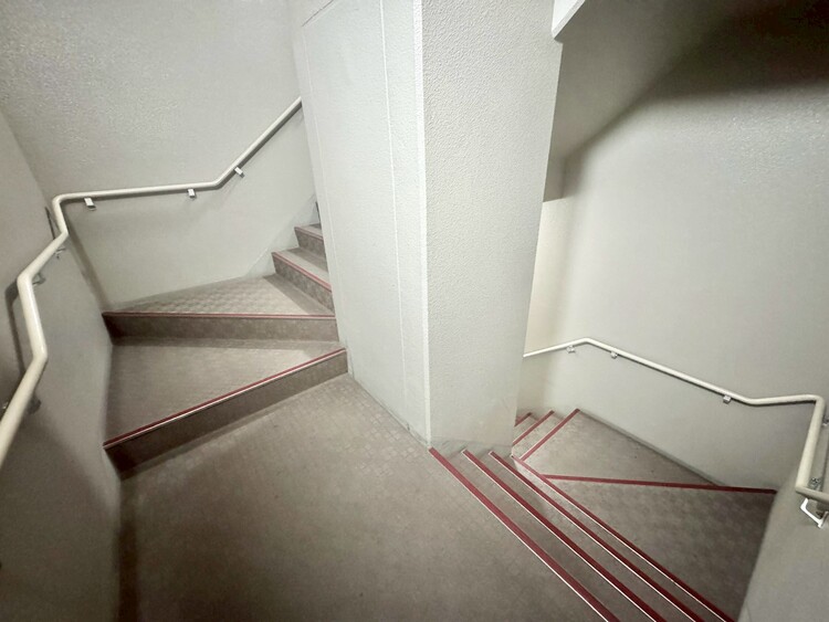 その他 共用部の階段です。明るく清潔に管理されています。