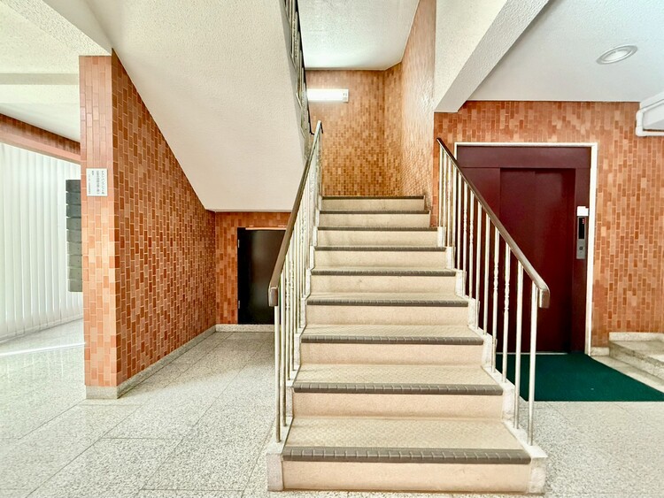 その他 共用部の階段です。明るく清潔に管理されています。