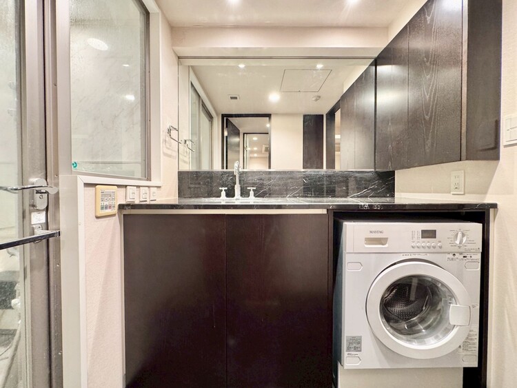 その他 清潔感を感じられる洗面化粧台。